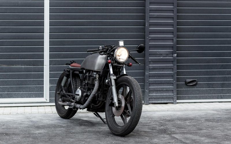 vintage-motorcycle-cafe-racer-style-6W3KGLR-resize.jpg